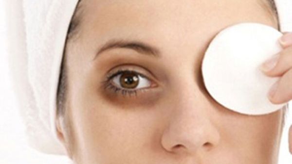 تخلصي من الهالات الداكنة بالماكياج