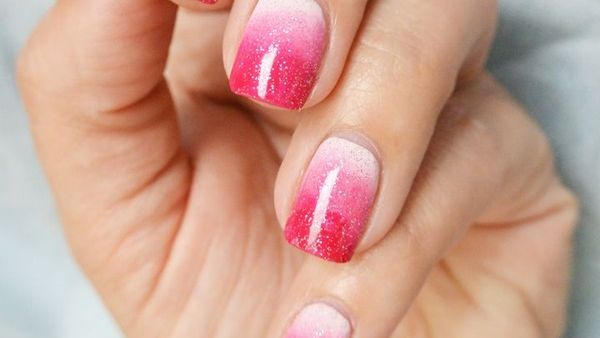 أظافر أنيقة بألوان متدرجة