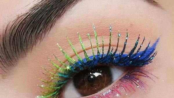 على الرغم من تعدد ألوان وظلال الماسكارا إلا أن العديد من الفتيات يخطئن في اختيار اللون المناسب