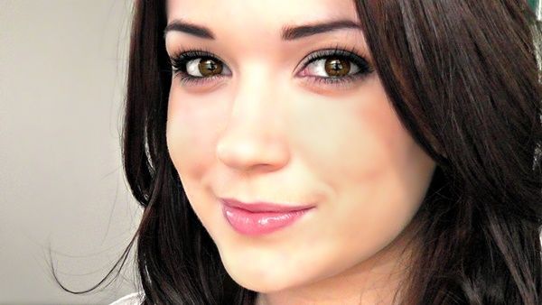 اهتمي بنظافة ونضارة بشرتك عن طريق استخدام غسول لطيف وكريم مرطب كل صباح