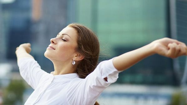 الجلوس بهدوء في مكان قريب من الطبيعة يمكن أن يساعدك على استعادة التركيز 