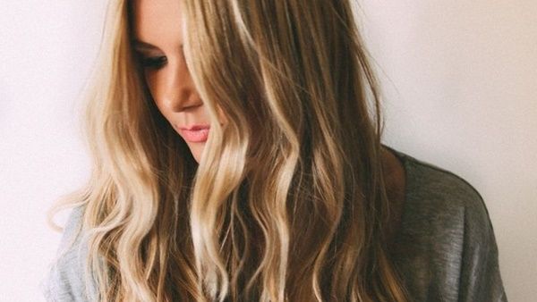 الخصل والشعر المتموج لإطلالة سوبررائعة