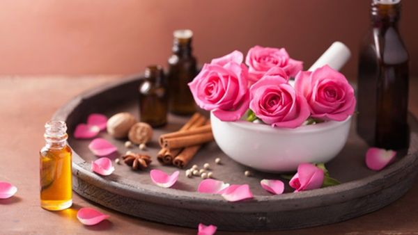العلاج بالروائح العطرية  أو الآروماثيرابي يستند الى استخدام الزيوت النباتية الطيارة