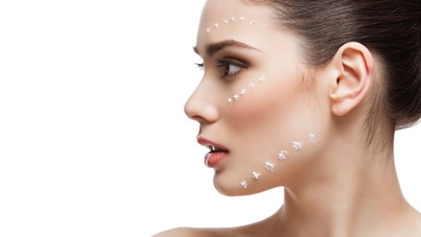 يجب مزج النقاط جيدا باستخدام فرشاة أو اسفنجة حتى تختفي الخطوط وتبرز عظام الفك