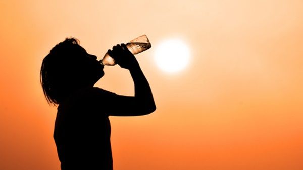 الافراط والمبالغة في شرب السوائل لا يمنع التعب، وتشنجات العضلات أو ضربة الشمس.