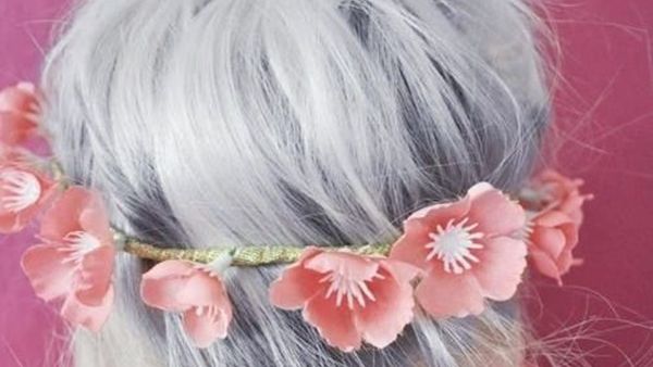 استخدام الاكسسوارات يضيف لمسة عصرية لشعرك الأبيض