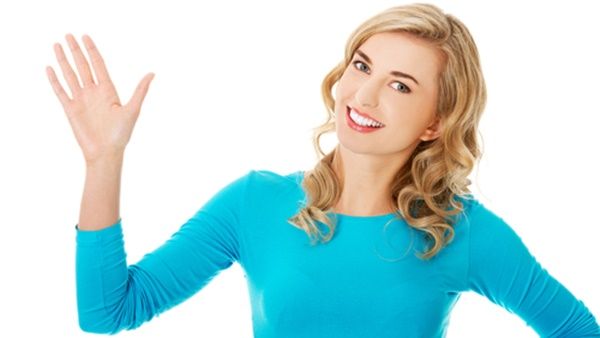 مع التقدم في السن، يمكن أن تظهر التجاعيد والأوردة على جلد اليدين وتصبح أكثر وضوحا.