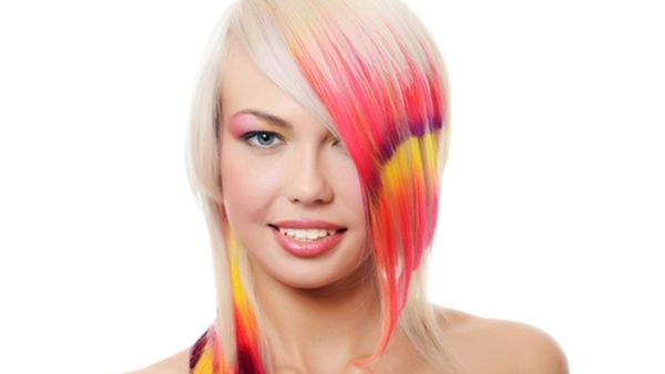 هذا الصيف ستكونين حورية مسحورة من البحر بظلال الالوان الزرقاء والبنفسجية والشقراء