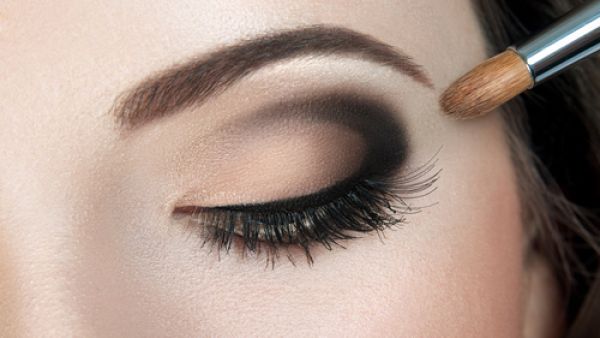 تعلمي طريقة رسم الكحل بدقة