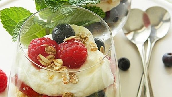ترتب المكونات في الأكواب الزجاجية حتى تبدو متجانسة