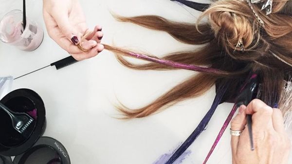 طريقة إبداعية للحصول على خصل ملونة بدقة