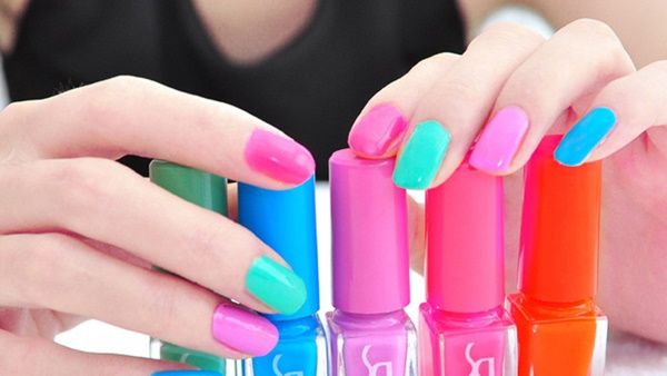 أنت بحاجة الى طلاء أظافرك بلون واحد ولكن بظلال مختلفة لكل ظفر