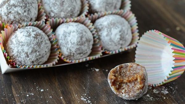 حلوى اللوز بالتمر والسكر