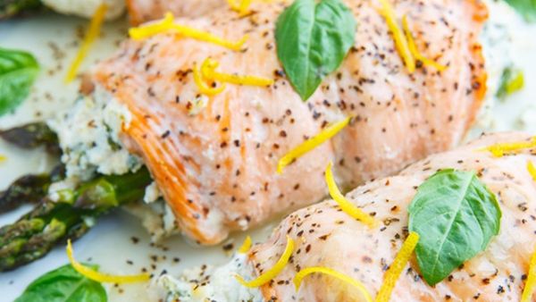 السلمون المحشو بالهليون والليمون والريحان والريكوتا