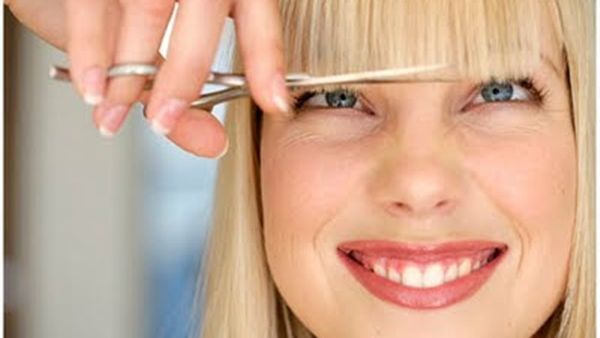 وجود شعر طويل أكثر من اللازم أمام عينيك يمنعك من الرؤية بشكل واضح