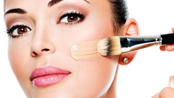 كريم الأساس يخفي العيوب ويرطب البشرة ويحميها من أشعة الشمس الضارة