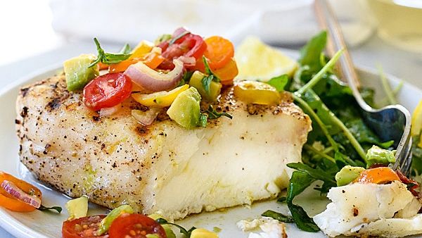 الهلبوت المشوي مع صلصة الطماطم الأفوكادو