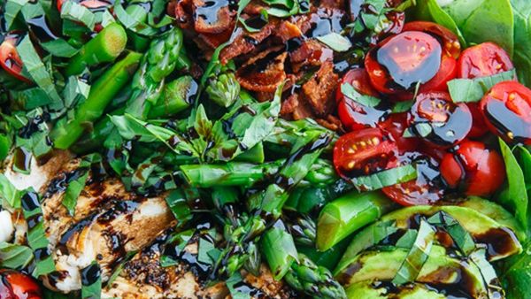 سلطة دجاج مشوي مع اوراق السبانخ والأفوكادو