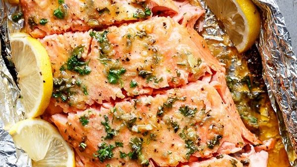 سمك السلمون بالزبدة والثوم والعسل