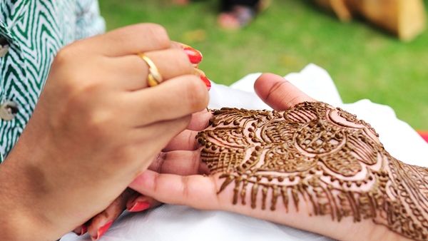 تسعى بعض النساء الى إزالة نقوش الحناء عن اليد لأسباب مختلفة