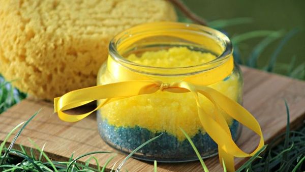 مقشر بالملح وزيت الليمون