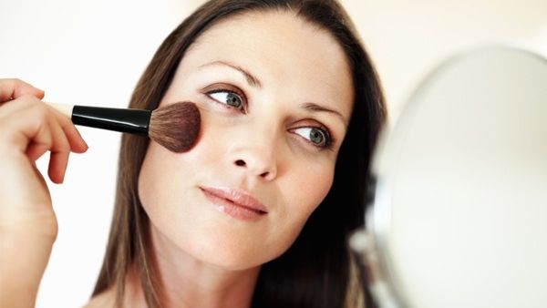 أحمر الشفاه يعيد الحيوية والنضارة إلى مظهرك