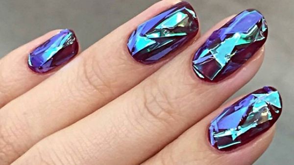 ما هي القصة وراء هذه الاظافر؟