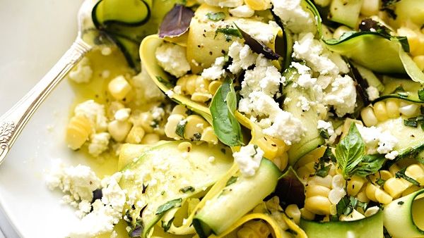 سلطة الكوسا الطازجة والذرة بصلصة الخل   