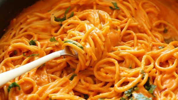 معكرونة بصلصة الفليفلة الحمراء