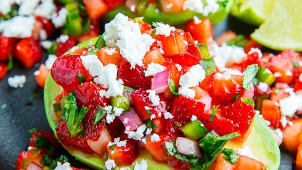 أفوكادو محشوة بصلصة الفراولة