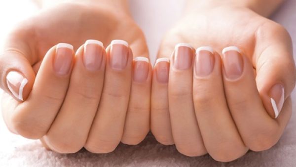 استخدمي طلاء مقوي للاظافر لحمايتها من الجفاف