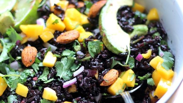 سلطة المانجو والأفوكادو بالأرز الأسود