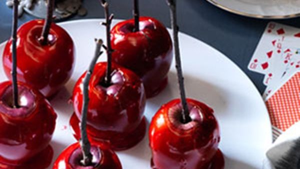 حلوى التفاح الأحمر بالسكر للهالوين