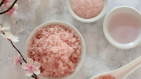 مقشر الجسم بزيت جوزالهند والورد