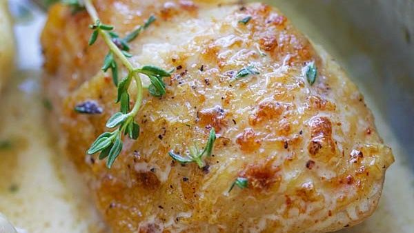 قطع الدجاج بالثوم والزعتر