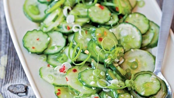 سلطة الخيار بالسمسم