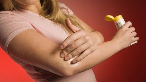 الترطيب الدائم شرط أساسي للحفاظ على بشرة رطبة 