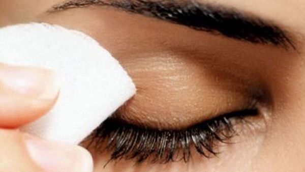 زيت الخروع مزيل فعال للماكياج ويساعد على نمو الشعر أيضا