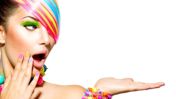 بعد تلوين الحواجب بالتدرجات اللونية الآن حان وقت الرموش