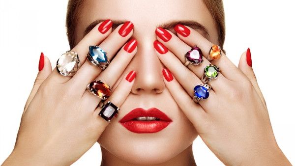 قبل أن تسرعي الى صندوق المجوهرات الخاصة بك 