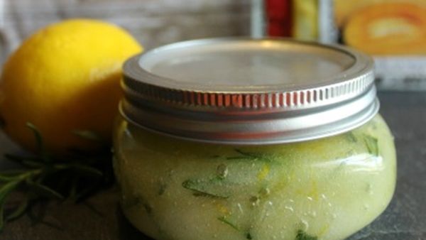 مقشر اليدين بالليمون وإكليل الجبل