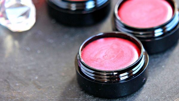 مرطب وملمع للشفاه