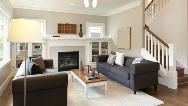 متى توضع الأرائك بعيدًا عن الجدار؟ متى توضع الأرائك بعيدًا عن الجدار؟