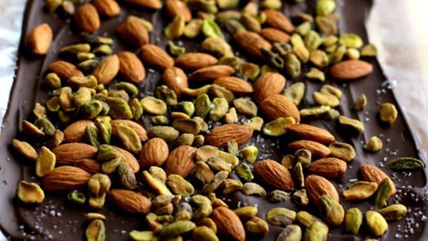لوح الشوكولاته الداكنة بالفستق واللوز