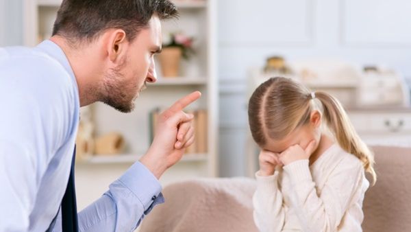 التربية الصارمة يمكن أن تؤثر سلبا على حياة الطفل لاحقا
