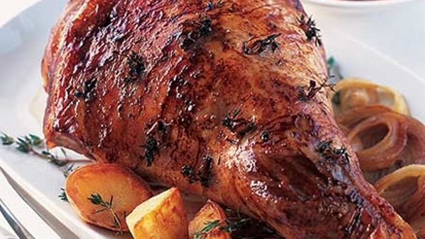 فخذة خروف مع الخضار بالفرن