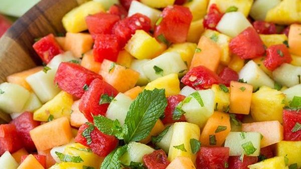 سلطة الفاكهة المنعشة للاجواء الحارة