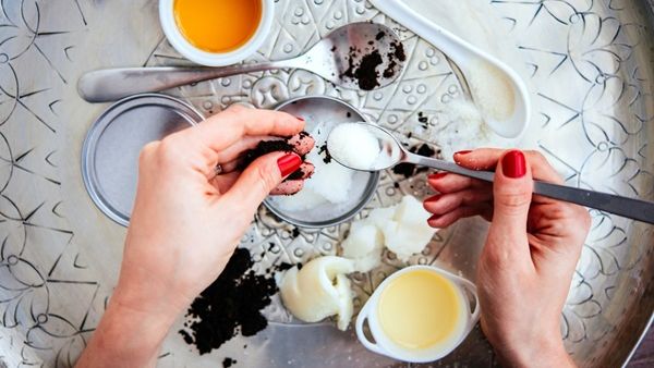 المقشر يمكن أن يعالج مشكلة السيلوليات