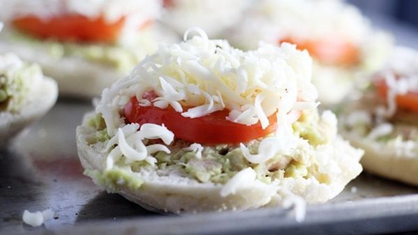 مقبلات الطماطم والأفوكادو والتونا