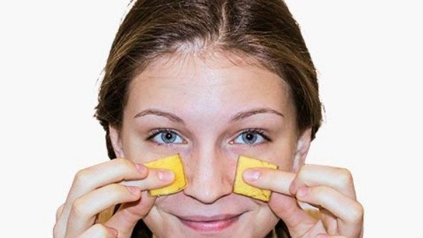 تفرك قطع قشور الموز على البشرة